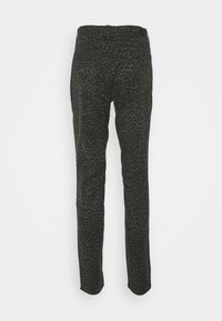 Jeans negros con un patrón de estampado de leopardo, que presentan un diseño ajustado, piernas estrechas y bolsillos traseros estándar. Fabricados en tejido de mezclilla.