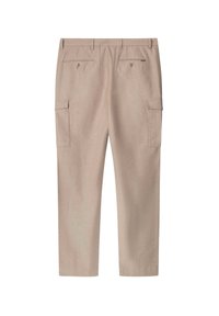 Beige cargo-byxor med rak passform, tillverkade av textilerad väv. Har två sidofickor och två bakknappar för stängning.