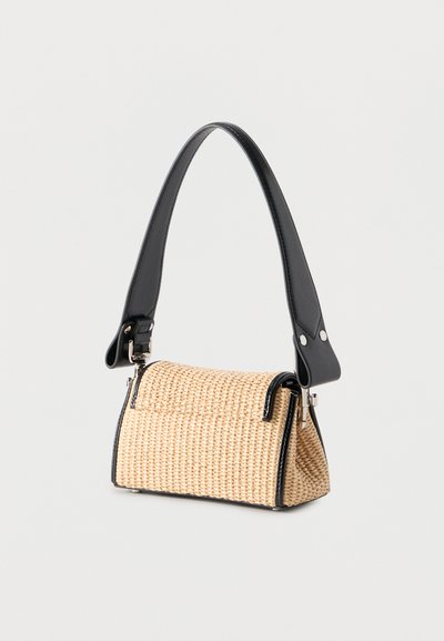 Μικρή ορθογώνια υφαντή τσάντα σε μπεζ χρώμα με μαύρο δερμάτινο ιμάντα και περιθώριο, ασημένια μεταλλικά στοιχεία και κλείσιμο με καπάκι.