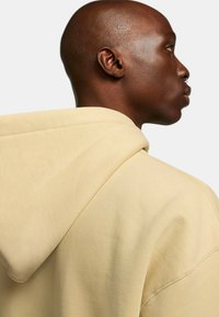 Nike Sportswear SOLO - Tröja med dragkedja - gold white