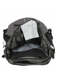 Mochila negra con detalles en gris, mostrando un interior abierto. Las características incluyen un forro más oscuro, un pequeño bolsillo lateral y correas ajustables.