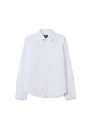 Biała koszula z długim rękawem zapinana na guziki, z kołnierzykiem, rozłożona na płasko na białym tle, z małą widoczną metką marki wewnątrz kołnierza.