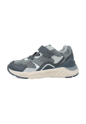 Zapatilla deportiva gris con parte superior de malla y sintético, tira de Velcro, acolchado en el collar y suela texturizada. Presenta acentos en gris oscuro y claro en contraste.