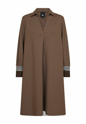 Rochie maro cu mâneci lungi, croială în formă de A, cu guler și decolteu în V, având manșete tricotate cu dungi orizontale negre și albe.