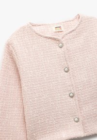 Cardigan a maglia rosa chiaro con un motivo testurizzato, scollatura rotonda e quattro bottoni decorativi con accenti di perla.