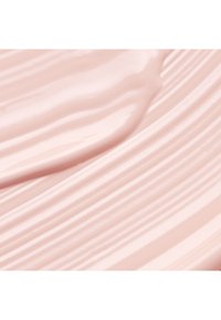 Texture crémeuse rose clair avec des lignes lisses et fluides et une finition brillante, montrant un éclat subtil et de douces variations de teinte.