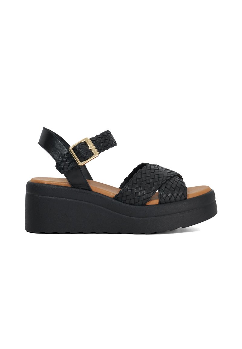 Zwarte wedge sandalen met geweven leren banden, een gespaccent en een dikke, gestructureerde zool, die een modern, verfijnd ontwerp bieden.