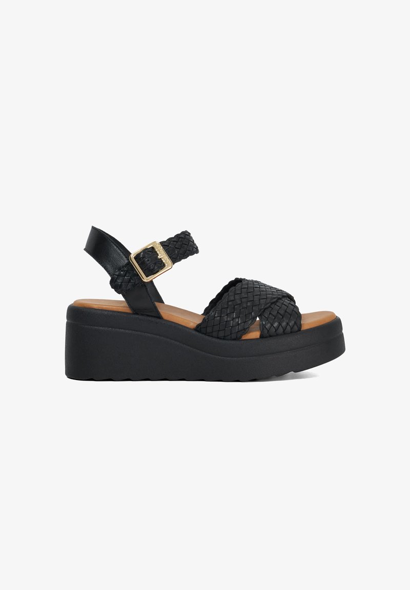Zwarte wedge sandalen met geweven leren banden, een gespaccent en een dikke, gestructureerde zool, die een modern, verfijnd ontwerp bieden.
