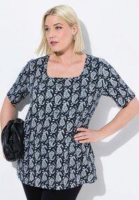 Top de rayas paisley azul marino con manga corta y escote cuadrado. Hecho de un tejido ligero, con sutiles acentos en blanco.