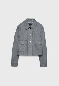 Szary żakiet w jodełkę z kołnierzykiem, dwoma przednimi kieszeniami i skróconym fasonem. Posiada zatrzaski i teksturowany materiał.