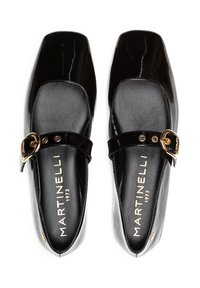 Zapatos de charol negro con punta cuadrada, una correa con hebilla metálica y un logo embosado en la plantilla. Textura suave y acabado brillante.