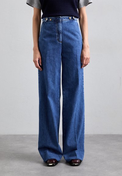 Jeans z wysokim stanem i szerokimi nogawkami, w kolorze niebieskim, o gładkiej fakturze, z złotymi elementami na talii i luźnym kroju.