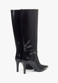 Černé vysoké boty na kolena z lesklého materiálu s špičatou špičkou, jehlovým podpatkem a bočním popruhem s kovovým sponou v odstínu stříbra.