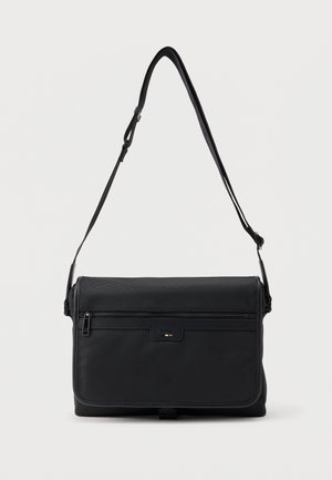 Bolso mensajero rectangular negro con correa de hombro ajustable, bolsillo frontal con cremallera y pequeño logo "BOSS" en relieve en la solapa.