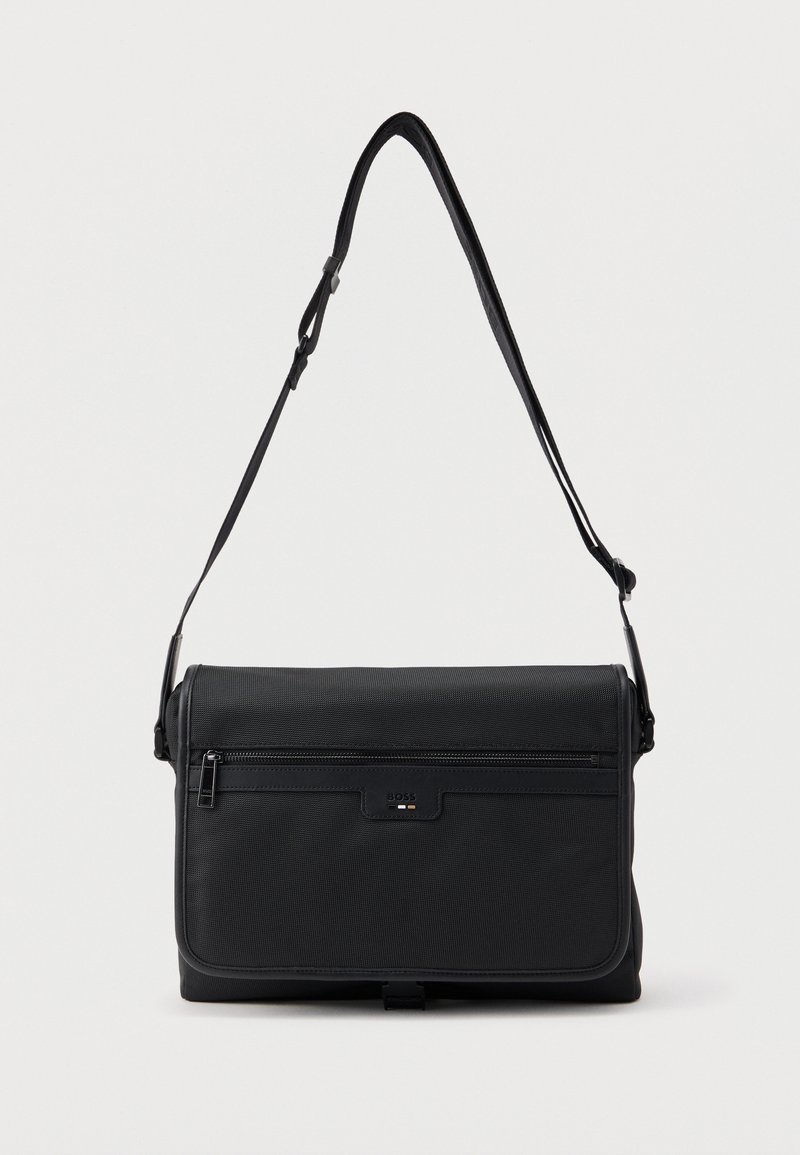 Μαύρη ορθογώνια τσάντα ταχυδρόμου με ρυθμιζόμενο ιμάντα ώμου, μπροστινή τσέπη με φερμουάρ και μικρό ανάγλυφο λογότυπο "BOSS" στο καπάκι.