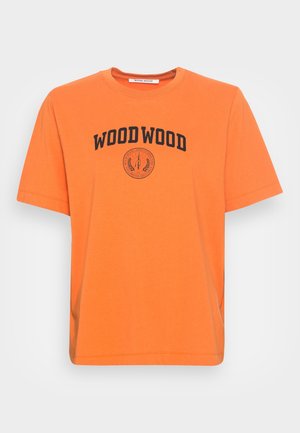Oranssi puuvillainen t-paita, jossa lyhyet hihat ja edessä musta "WOOD WOOD" -grafiikka sekä tunnuskuvio. Klassinen pyöreä pääntie.