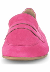 Roze suède instappers met een ronde neus en drie decoratieve uitsparingen op de bovenkant. Beschikt over een platte, tan kleurige zool. Glad textuur overal.