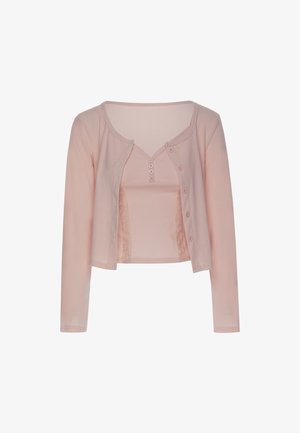 Lichtroze tweedelig topje met een open cardigan met lange mouwen over een mouwloze, geknoopte tanktop met kanten zijpanelen.