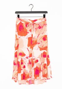 Blommig kjol i lätt tyg med stora mönster av orange och rosa blommor, med knytmidja och volangkant för extra textur.