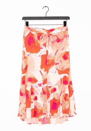 Kukkamekko kevyestä kankaasta, jossa on suuria oransseja ja vaaleanpunaisia kukkakuoseja, solmittava vyötärö ja röyhelöhelma lisäämään tekstuuria.