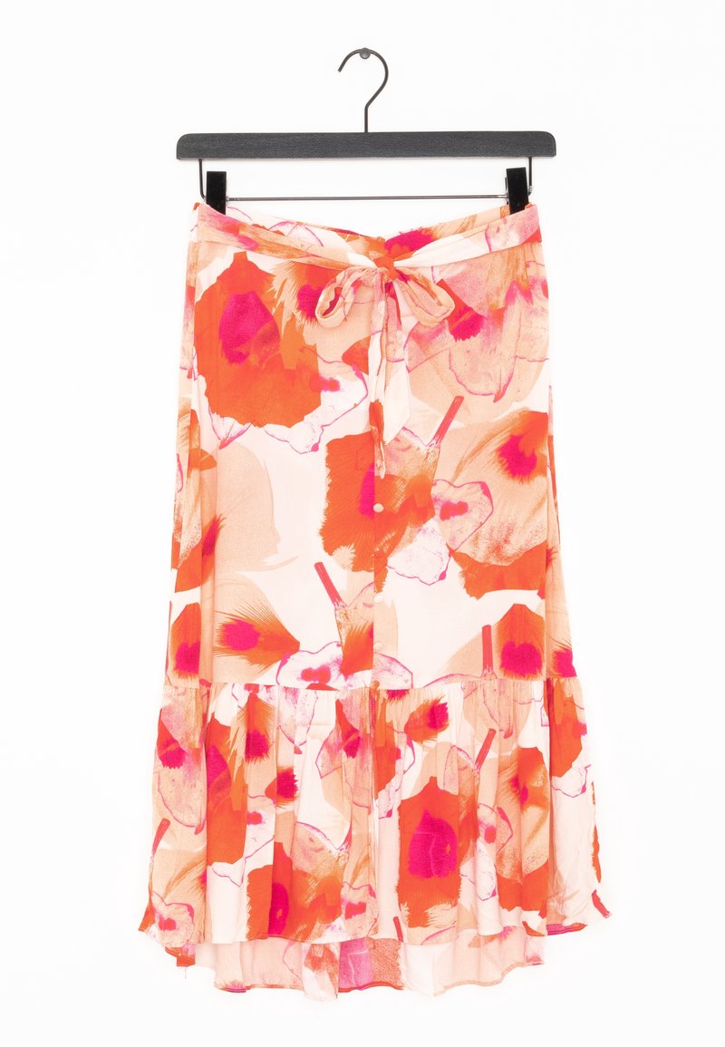Blommig kjol i lätt tyg med stora mönster av orange och rosa blommor, med knytmidja och volangkant för extra textur.
