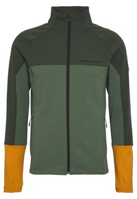 Fleecejack met hoge kraag, bestaande uit donkergroene en lichtgroene panelen, oranje mouwen, een volledige rits en een logo aan de voorkant.