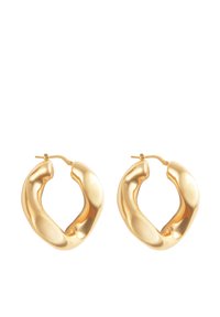 Un paio di orecchini a cerchio lucidi e dorati, con una superficie liscia e lucida e chiusure a cerniera, su uno sfondo bianco.