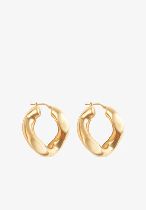 Pár lesklých zlatých skrútených náušníc s hladkým, lešteným povrchom a pružinovými zapínaniami na bielom pozadí.