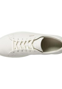 Sneaker bianca in pelle con superficie testurizzata, punta tonda, lacci piatti e suola in gomma leggera. Nome del marchio impresso in oro sul lato.