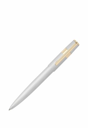 Srebrny długopis kulkowy z pionowymi żłobieniami, złotym klipsem i złotymi akcentami na nasadce, skierowany pod kątem w prawo na białym tle.