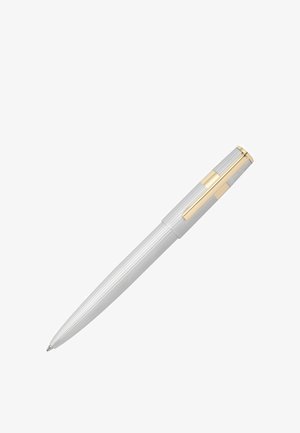 Strieborné guľôčkové pero s vertikálnymi ryhami, zlatou svorkou a zlatými detailmi na viečku, naklonené doprava na bielom pozadí.
