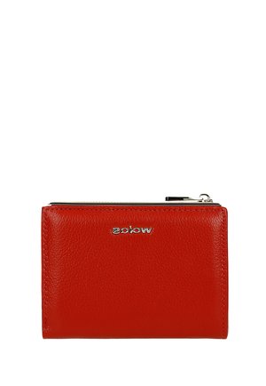 Portefeuille en cuir rouge avec fermeture éclair argentée et petit logo argenté centré sur le devant, présentant une surface lisse et texturée.