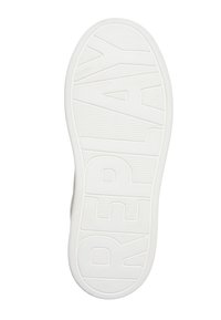 Semelle de chaussure blanche avec des lettres en relief formant "REPLAY" embossées sur la partie inférieure pour l'adhérence et la marque.