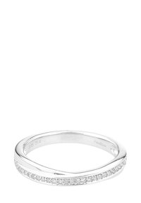 Anillo de oro blanco con un diseño retorcido y una fila de diamantes engastados a lo largo de la banda para un brillo adicional. Acabado pulido.