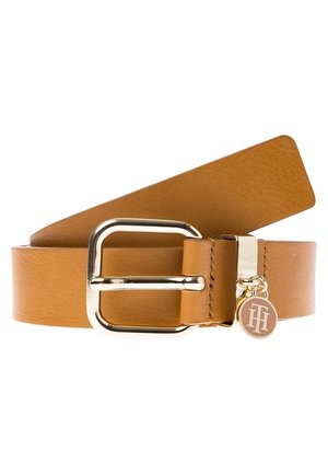 Tanleren riem met een gouden rechthoekige gesp en een klein rond gouden bedeltje met gegraveerde in elkaar grijpende letters.