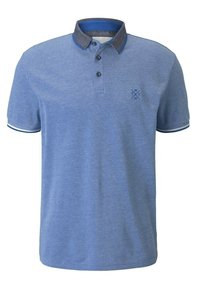 Blå pikétröja av texturerad bomull med en mörkblå krage, tre knappar och kontrasterande vita ränder på ärmsluten.