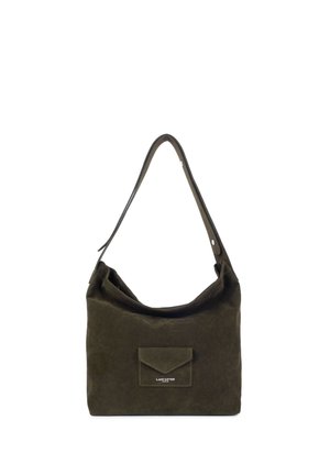 Sac d'épaule en daim marron foncé avec un rabat de poche avant et une sangle réglable, logo de la marque Lancaster Paris sur la poche.