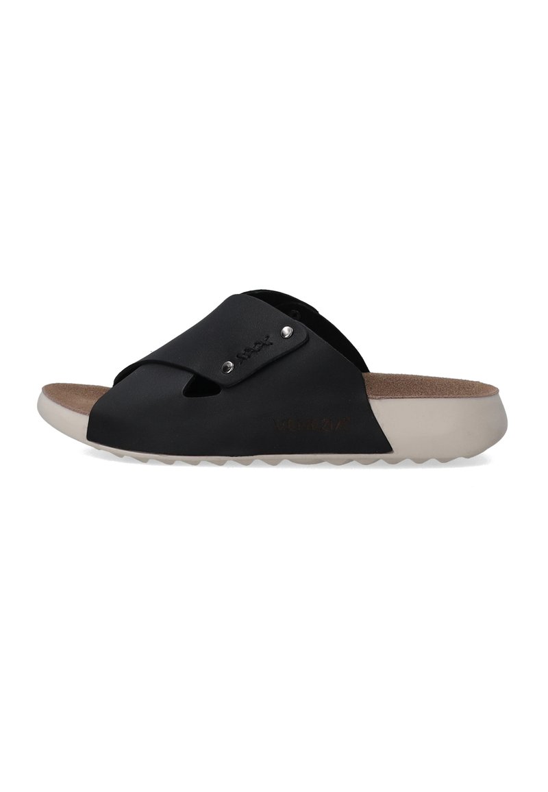 Sort skydesandal med en struktureret overdel og udskæringsdesign. Har sølv hardwaredetaljer og en beige gummisål med riller.