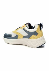 Sneaker con una toma superiore in rete bianca, accenti intrecciati gialli, sovrapposizioni in pelle grigia e una suola chunky color crema. Presenta un tallone testurizzato e lacci in contrasto.