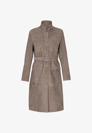 Gai brūns zamšādas mētelis ar jostu vidusdaļā, četriem priekšējiem kabatām, augstu apkakli un poga aizdari gar priekšu.