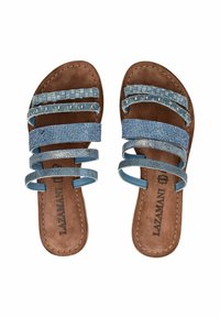 Sandali in denim blu con più cinturini, dotati di una soletta in pelle marrone e decorazioni in perline. Suola piatta, design casual.