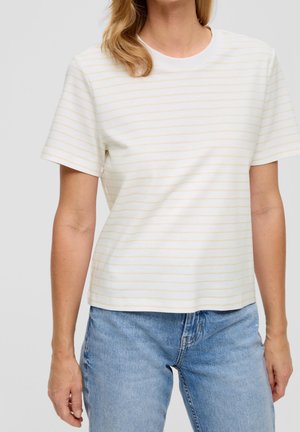 Hvid T-shirt med tynde gule striber, rund halsudskæring, korte ærmer og en afslappet pasform. Kombineret med lyseblå jeans.