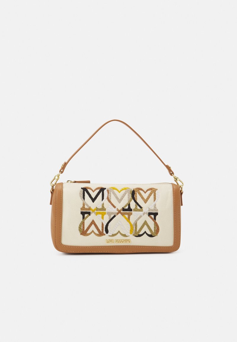 Bolso de hombro rectangular beige y marrón con ribetes de cuero café, patrones geométricos de corazón en tonos tierra y logotipo dorado de "Love Moschino".