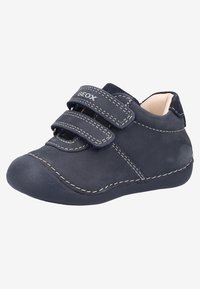 Chaussures en daim bleu marine avec doubles bandes Velcro, coutures blanches contrastées, bout rond et doublure intérieure douce pour le confort.