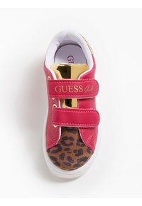 Růžové tenisky se dvěma suchými zipy, zlatými akcenty a přední částí s leopardím vzorem. Gumová podešev a polstrovaný vnitřek. Viditelné logo značky.