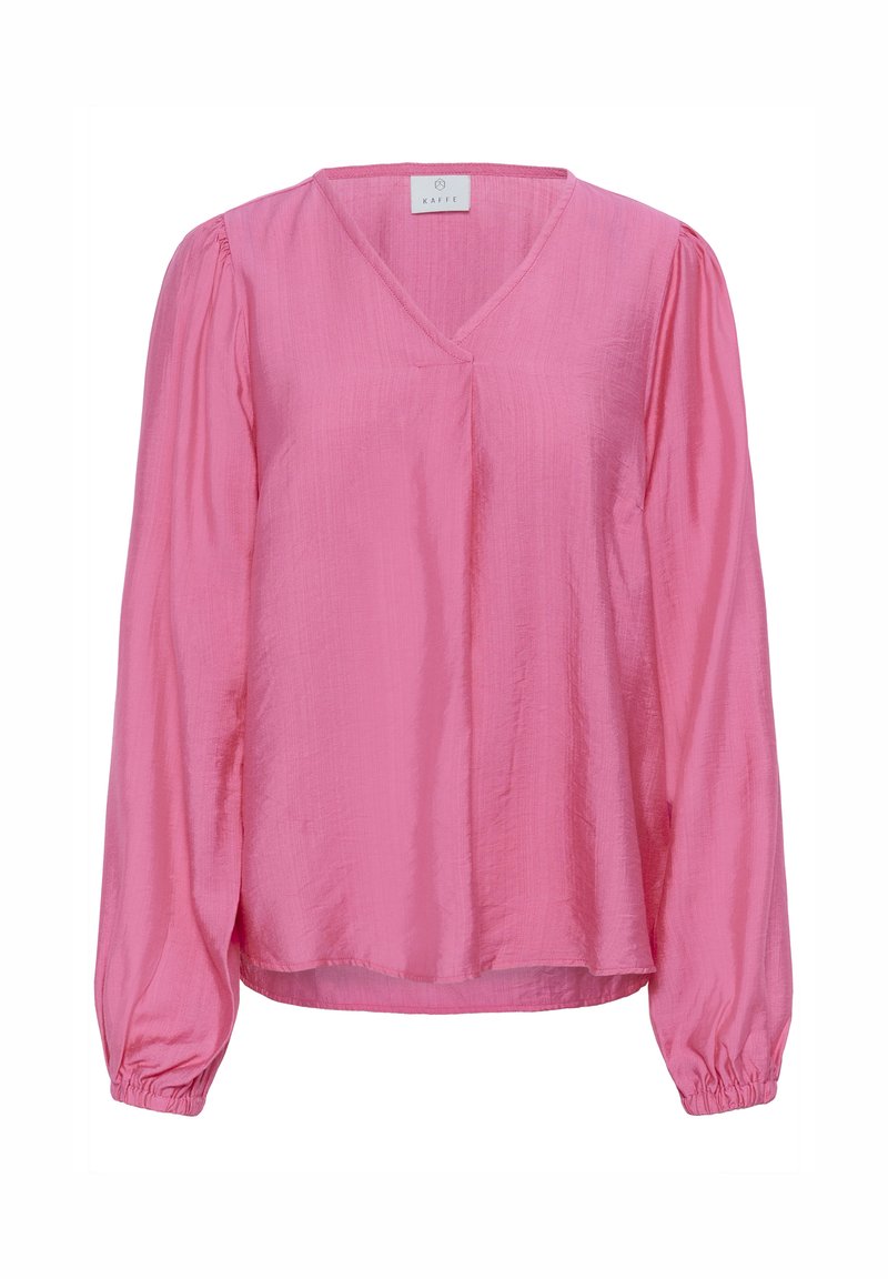 Blouse rose manches longues avec col en V, légère texture, épaules froncées et poignets élastiques présentée sur fond blanc.