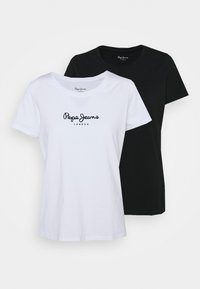 Deux t-shirts à col rond, en noir et blanc, fabriqués en coton, avec "Pepe Jeans London" imprimé en écriture cursive sur le devant.