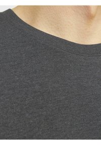 Graues Baumwoll-T-Shirt mit glatter Textur und rundem Ausschnitt. Nahaufnahme, die den Stoff und die Nähdetails hervorhebt.