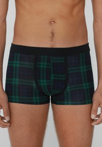 Boxershorts in einem dunklen Blau- und Grünton mit Karomuster, ausgestattet mit einem einfarbigen schwarzen Bund und einer engen Passform für Komfort und Unterstützung.
