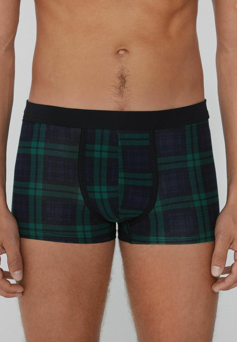 Boxershorts in einem dunklen Blau- und Grünton mit Karomuster, ausgestattet mit einem einfarbigen schwarzen Bund und einer engen Passform für Komfort und Unterstützung.